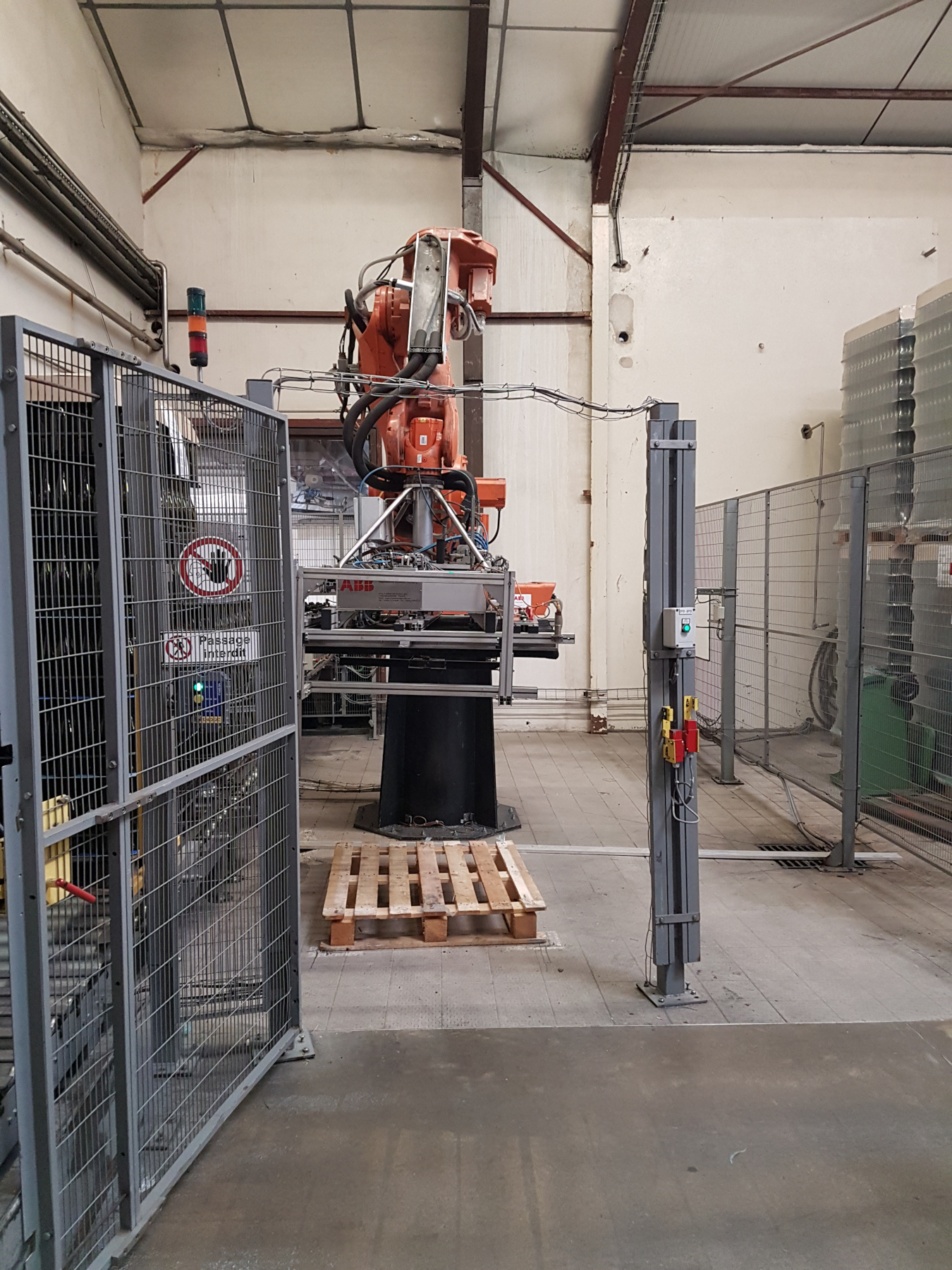 Cellule de dépalettisation des Caves de Buxy avant modernisation