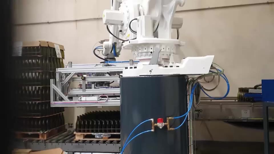 Robot dépalettiseur manipulant des bouteilles aux Caves de Buxy