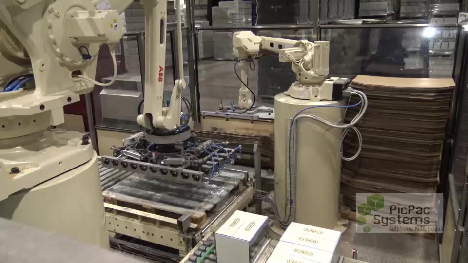 Robots palettisant des caisses de bouteilles chez Maison Guigal