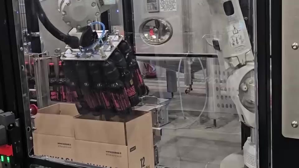 Robot encaissant des bouteilles Ninkasi dans une caisse