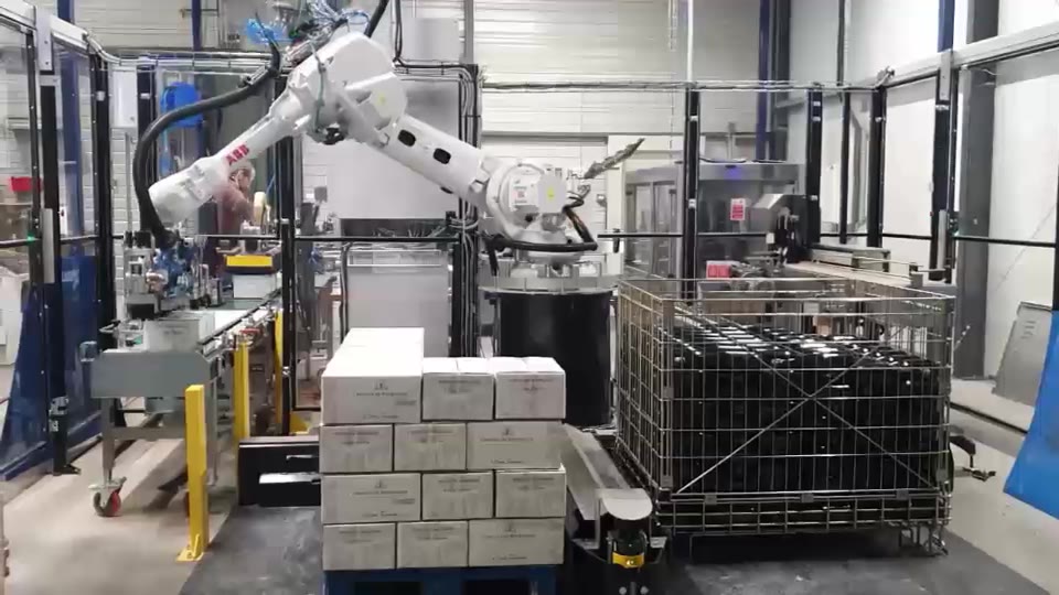 Cellule robotisée polyvalente d’habillage et de transfert chez Oedoria
